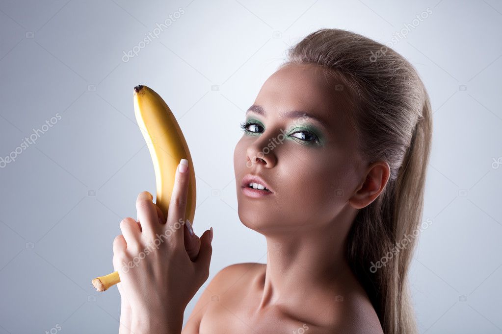 Sexy chica tomar largo plátano como arma: fotografía de stock Wisky #11705186 Depositphotos
