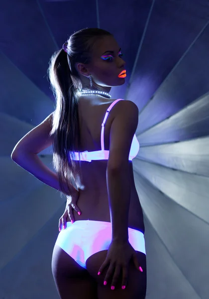 Skönhet kvinna i dans med ultraviolett make-up — Stockfoto