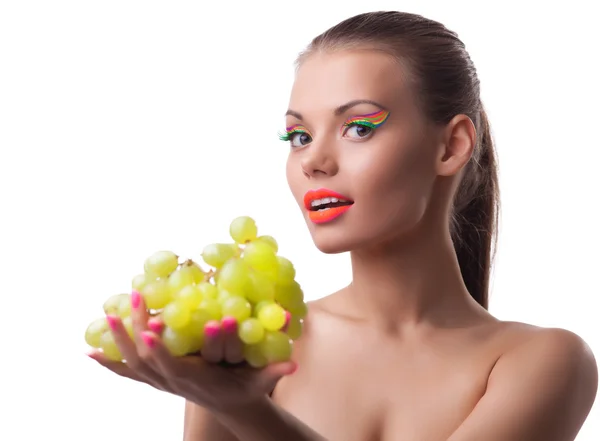 Mujer joven divertida ofrecen uvas verdes — Foto de Stock
