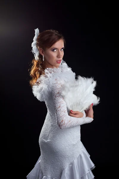Mulher de vestido branco realizando flamenco — Fotografia de Stock