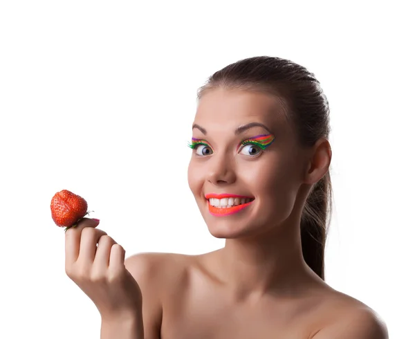 Hymyile nainen tarjota makusi kypsä kirsikka — kuvapankkivalokuva