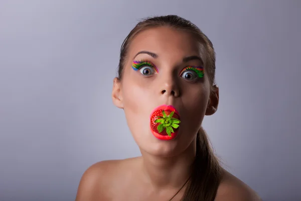 Mosoly nő kínálnak ízlésének érett cseresznye — Stock Fotó