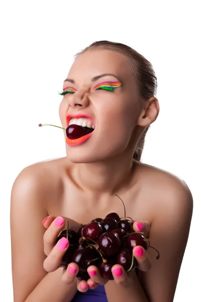 风趣的女孩吃熟樱桃隔离 — 图库照片