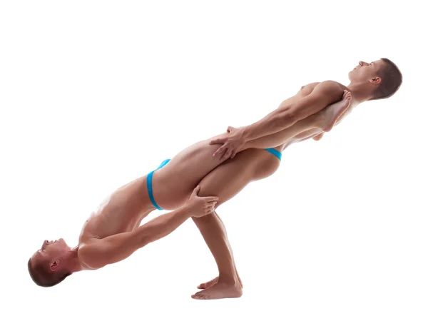 Zwei junge athletische Männer posieren im Gleichgewicht — Stockfoto