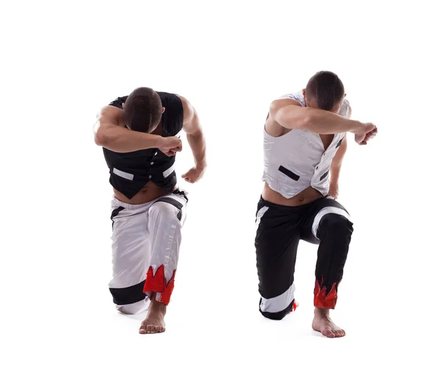Két férfi tánc teljesítményt mutatnak. — Stock Fotó