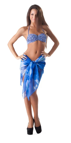 Jovem mulher sexy posando em biquíni azul isolado — Fotografia de Stock