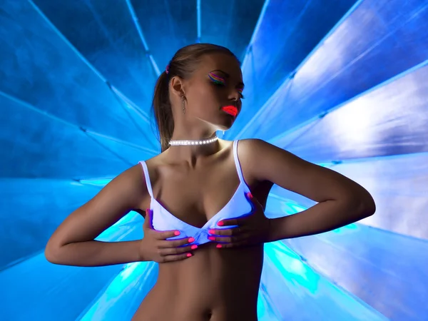 Mulher sexy na dança disco com maquiagem ultravioleta — Fotografia de Stock