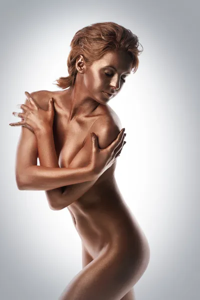 Bella donna con pelle di metallo posa nuda — Foto Stock