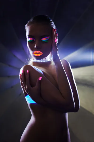 紫外線のメイクアップとダンスで美容女性 — ストック写真