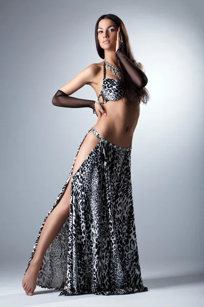 Skönhet dansare poserar i arabisk dräkt — Stockfoto