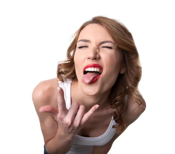 Смешная молодая женщина показывает язык изолирован — стоковое фото