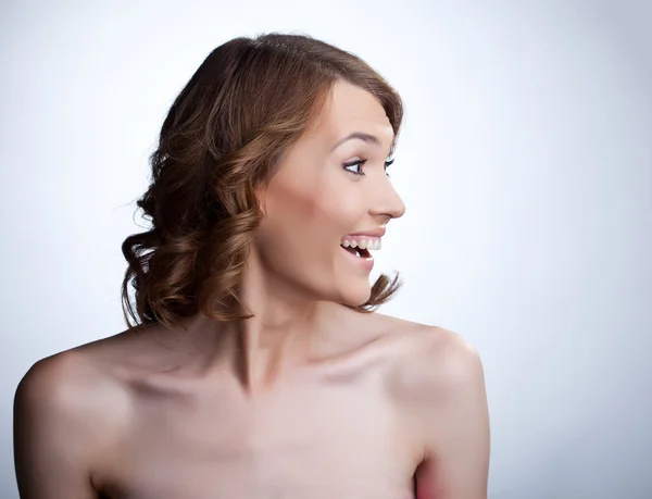 Sexy junge lächelnde Frau schaut zur Seite — Stockfoto
