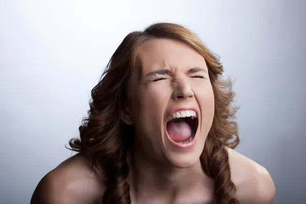 Молодая женщина в стрессе кричать громко — стоковое фото