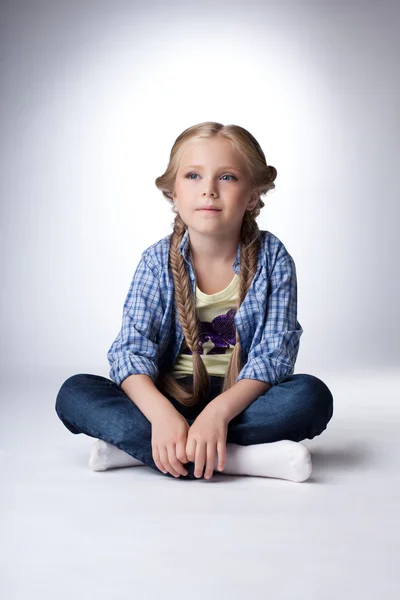 Ładny blond dziewczyna siedzi na podłodze — Zdjęcie stockowe