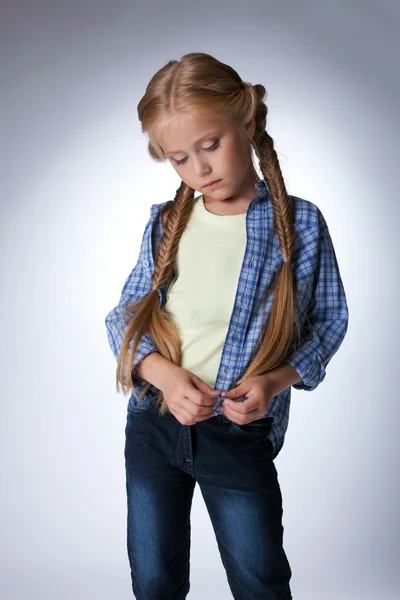 Pensativo hermosa chica rubia en jeans —  Fotos de Stock