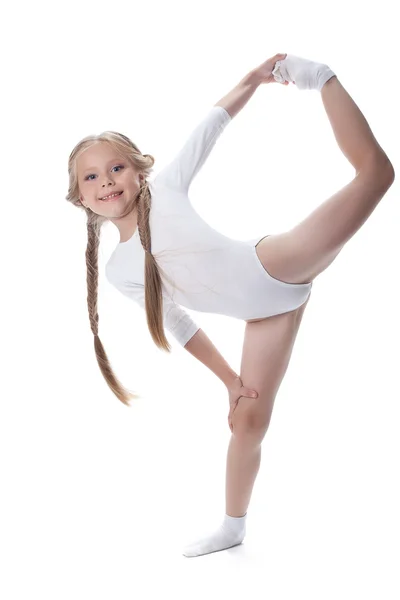Mooi meisje uitvoeren van gymnastiek oefeningen — Stockfoto