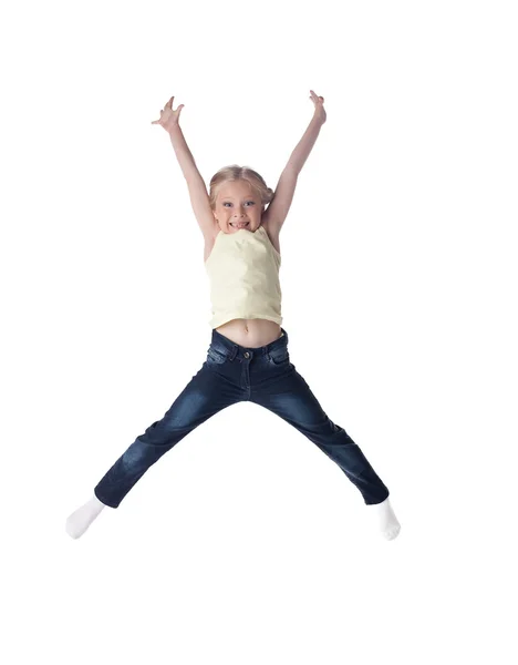 Счастливая блондинка в джинсах прыгает — стоковое фото