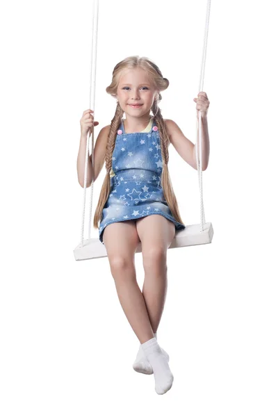Szczęśliwa Dziewczyna siedząca na swing — Zdjęcie stockowe