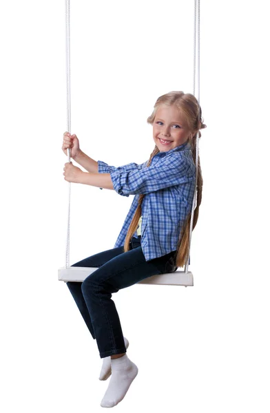 Joyeux blonde fille assise sur swing — Photo