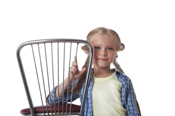 Krásná blonďatá dívka a židle — Stock fotografie
