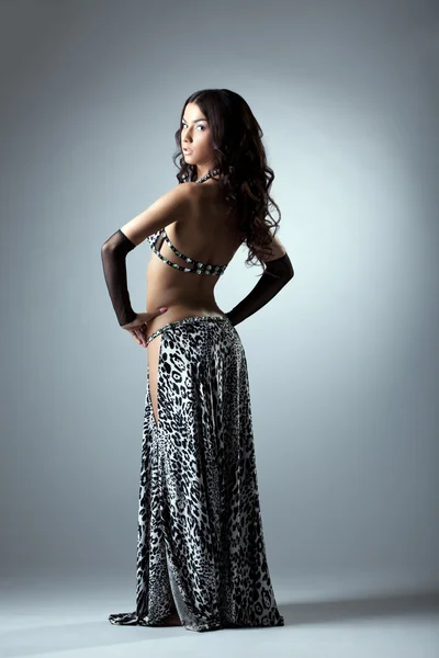 Mulher sexy posando no traje étnico árabe — Fotografia de Stock