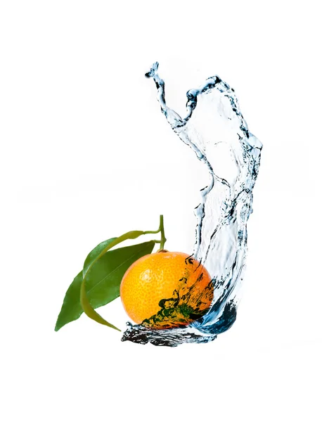 与水飞溅的新鲜橘子 — 图库照片