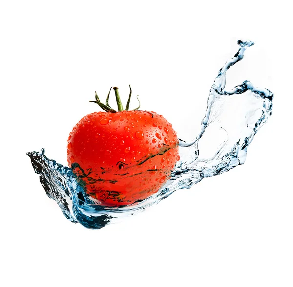 Красный спелый помидор с брызгами воды — стоковое фото