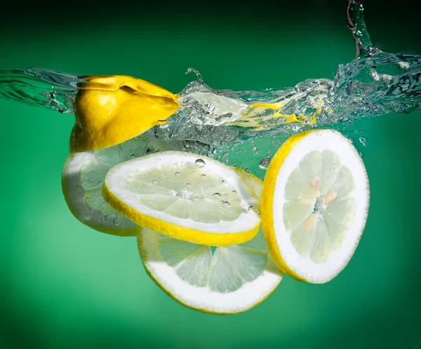Lemon into water — Stock Photo, Image