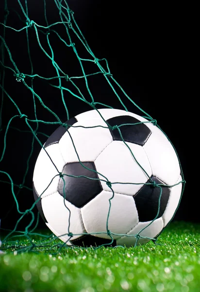 Pallone da calcio nel cancello della rete — Foto Stock