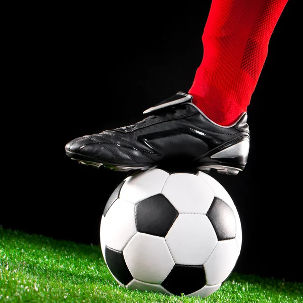 Balón de fútbol en el campo de fútbol —  Fotos de Stock