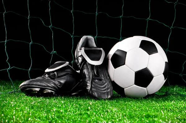 Piłki nożnej i korki w butach — Zdjęcie stockowe