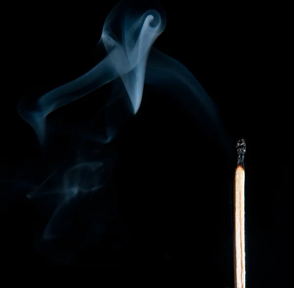 Släckt matchen med rök — Stockfoto