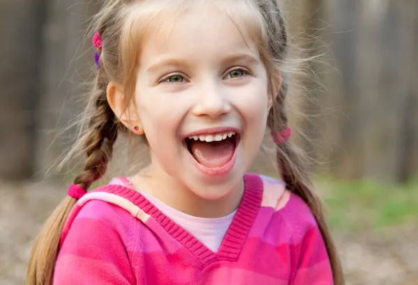 微笑的小女孩 — 图库照片