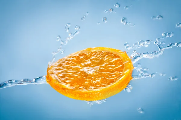 Naranja en agua — Foto de Stock