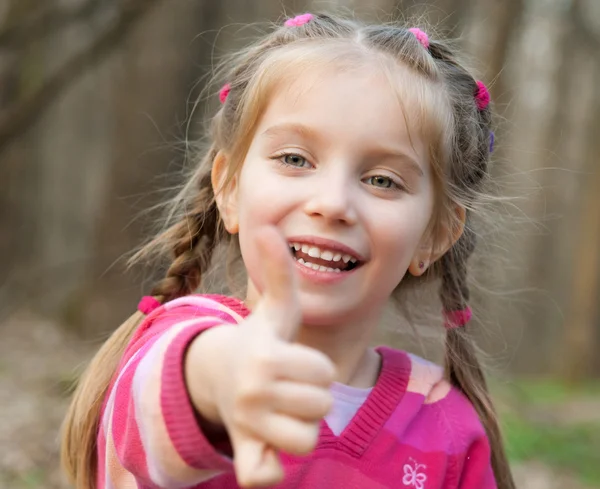 Menina mostrando um polegares para cima — Fotografia de Stock