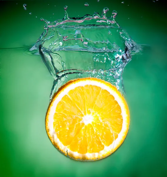 Naranja en agua — Foto de Stock