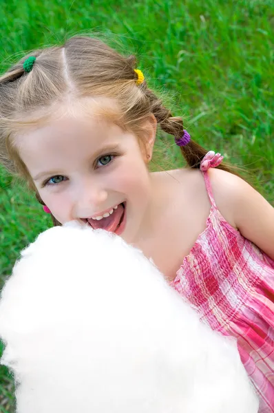 Menina com algodão doce — Fotografia de Stock