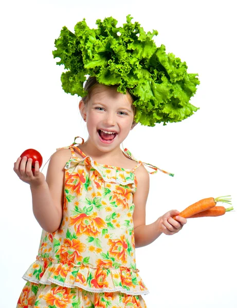 Kleines süßes Mädchen mit einem Salat auf dem Kopf — Stockfoto