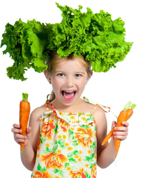 Pieni suloinen tyttö salaatti päässään — kuvapankkivalokuva