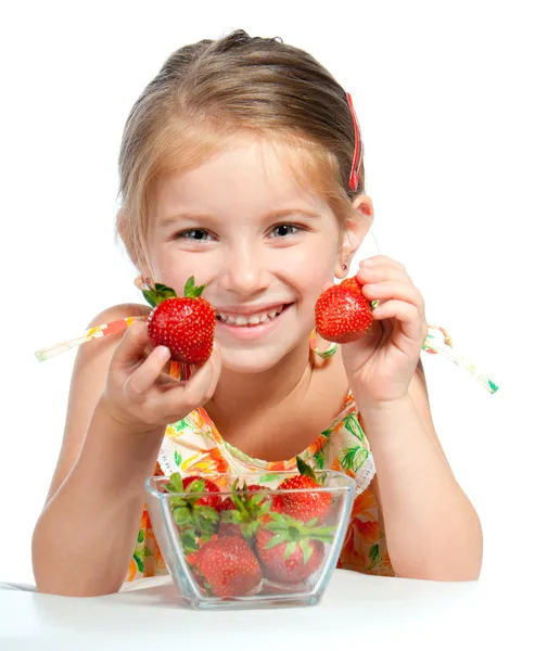 Niña linda sosteniendo una fresa — Foto de Stock