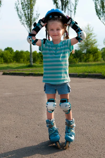 Meisje op rolschaatsen — Stockfoto