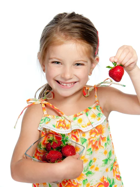 かわいい女の子はイチゴを保持 — ストック写真