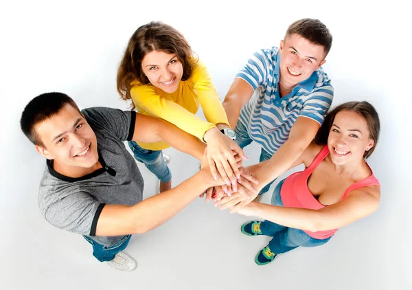Grupp unga hand i hand — Stockfoto
