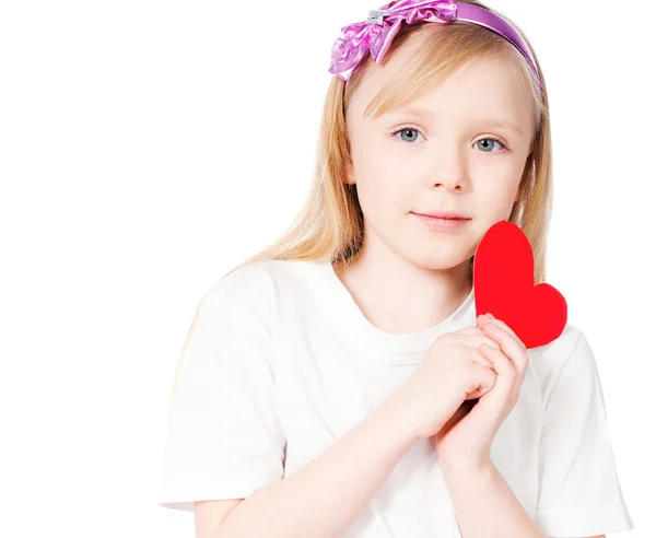 Mädchen mit rotem Herz aus Papier — Stockfoto