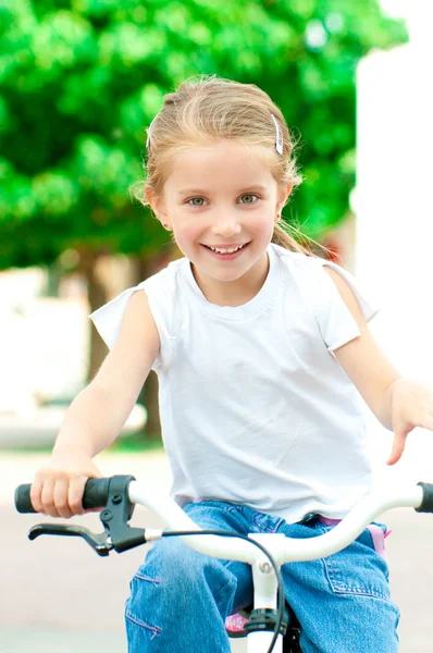 Kız parkta bisikletle — Stok fotoğraf