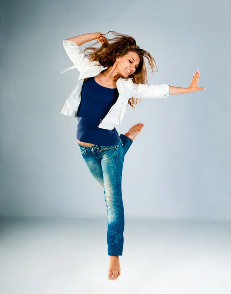 Joven y hermosa bailarina posando —  Fotos de Stock
