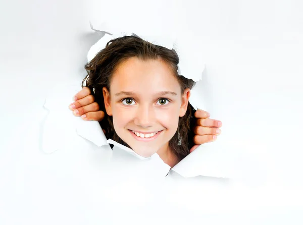 Menina olha com folha de papel branco rasgado — Fotografia de Stock