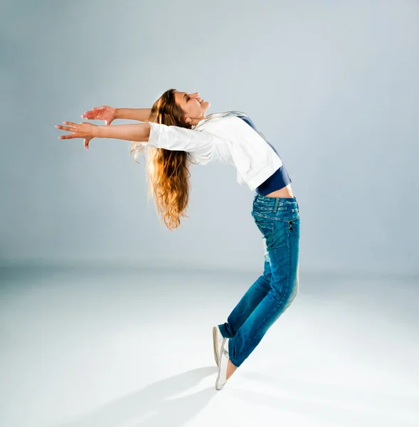 Mladá a krásná tanečnice pózující — Stock fotografie