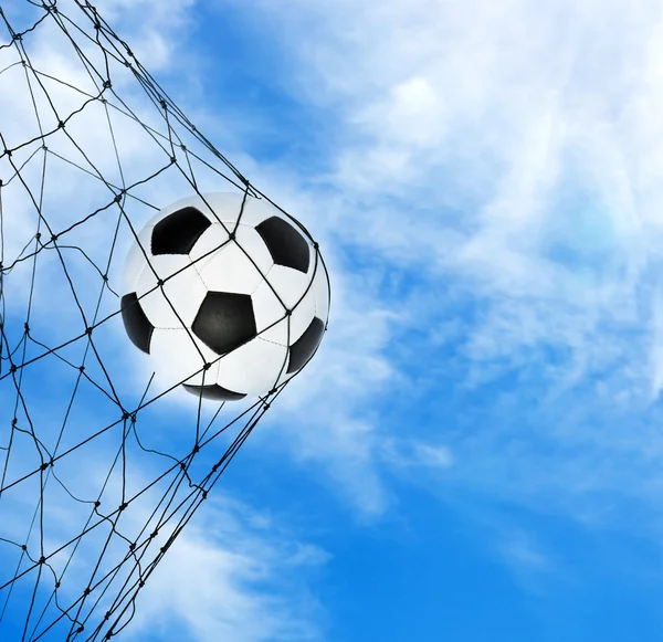 Balón de fútbol en la puerta de la red — Foto de Stock