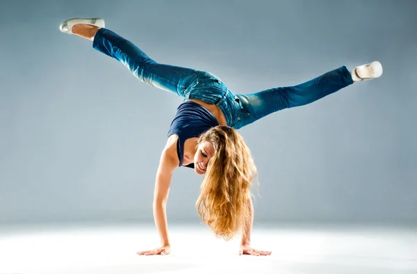 Mladá a krásná tanečnice pózující — Stock fotografie